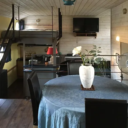 Πλωτό κατάλυμα Boat For Guest
