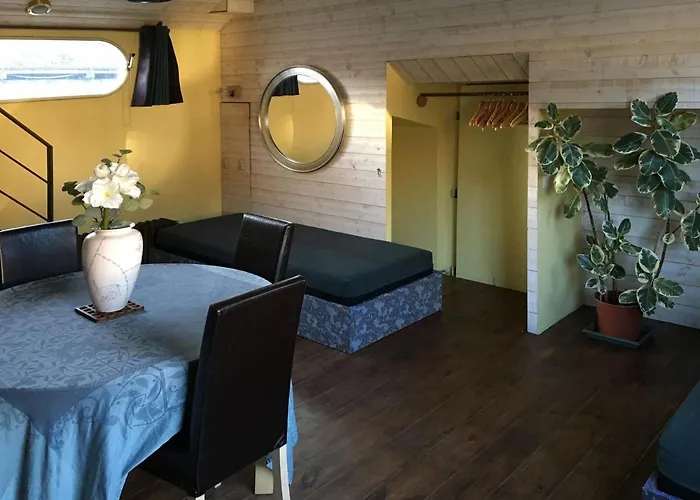 Boat For Guest Hotel na wodzie *
